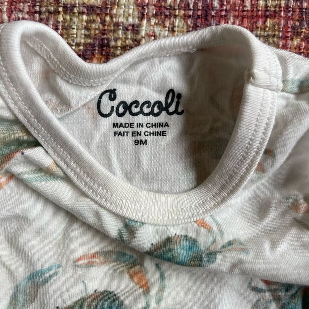 Coccoli matching set of 2 Baby Romper Tencel White with Blue and Orange Crabs - Picture 3 of 10